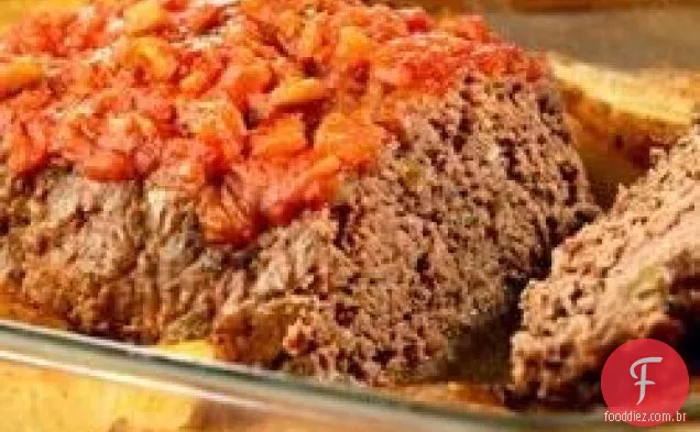 Bolo de carne com batatas de alho assadas
