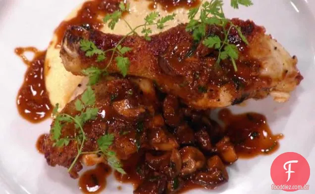 Frango Chasseur (frango estilo caçador) com polenta cremosa com Gruyere e Parmesão