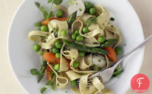 Ragu Vegetal De Primavera Com Macarrão Fresco