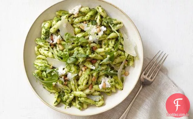 Rúcula-Pesto De Manjericão com pinhões, parmesão e ricota