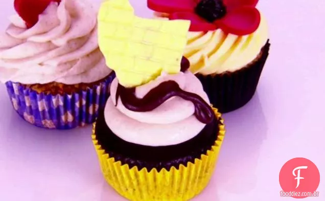 Chocolate mergulhado Banana Cupcakes com banana Buttercream