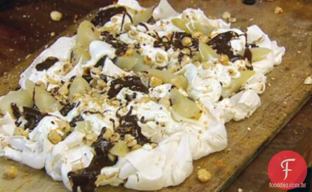 Merengue assado na bandeja com peras, creme, avelãs torradas e molho de Chocolate