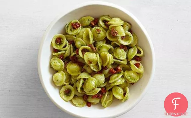 Pesto Romaine com sementes de gergelim, Asiago e tomates secos ao sol