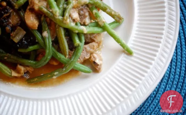 comida de conforto sério: bacon, frango e feijão verde