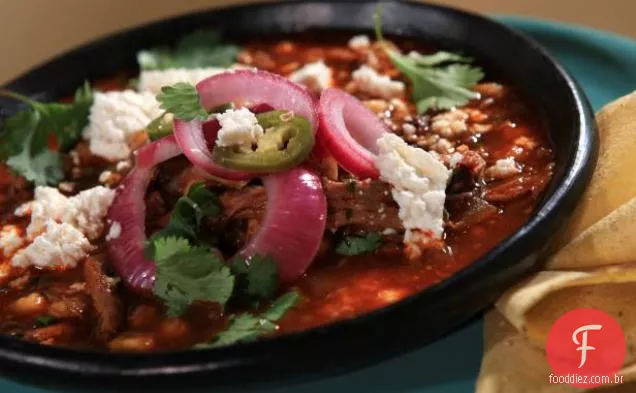 Posole de porco vermelho com cebola em conserva e fresco Queso