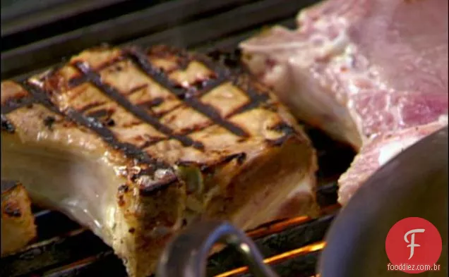 Costeletas de porco com Parmigiano polenta macia