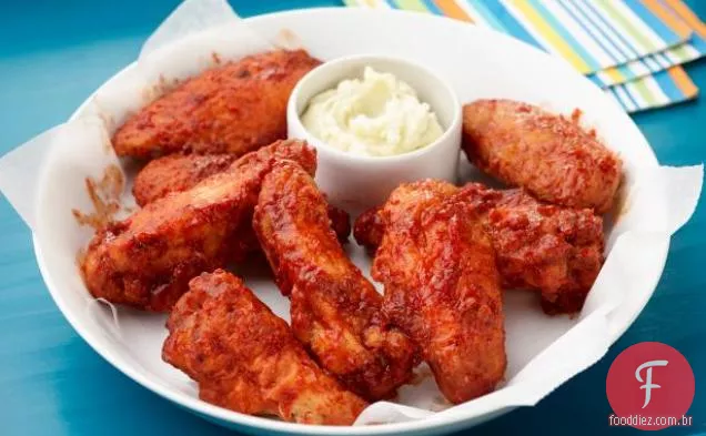 Asas de frango para churrasco com manteiga de queijo azul