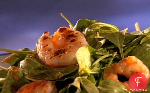 Salada de rúcula com camarão assado e vinagrete de pimentão vermelho assado