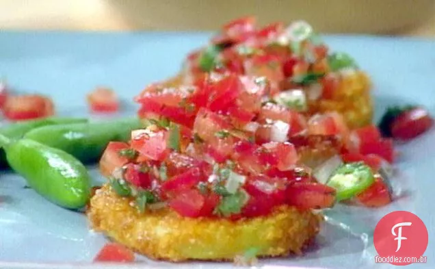 Tomates verdes fritos crocantes com molho de tomate fresco