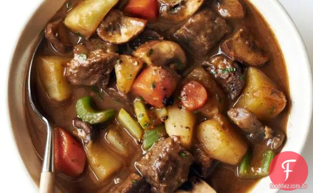 Ensopado de carne à moda antiga com cogumelos