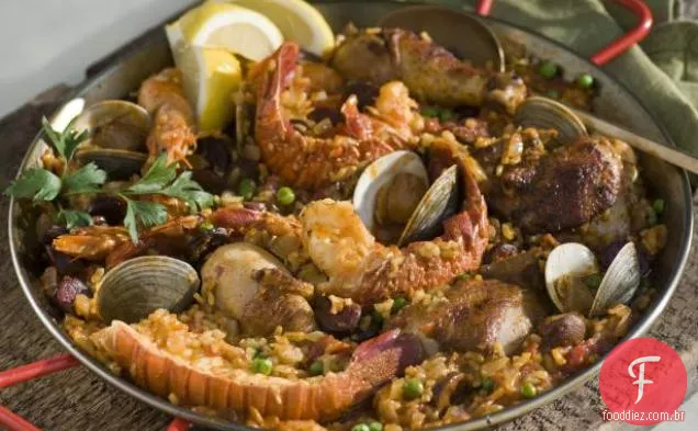 Paella com frutos do mar, frango e chouriço