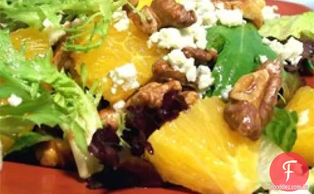 Salada de laranja, noz, Gorgonzola e verduras mistas com vinagrete cítrico fresco