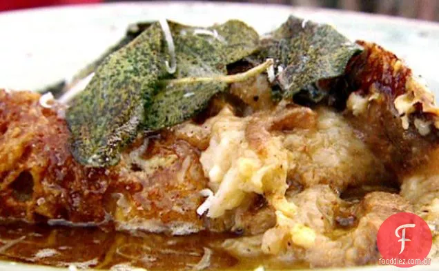Pão italiano e sopa de repolho com manteiga de sálvia