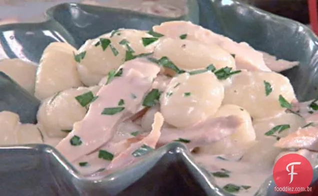 Nhoque e frango com alho assado e creme de Gorgonzola