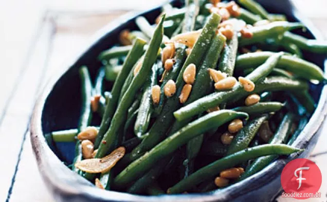 Feijão verde Garlicky com pinhões