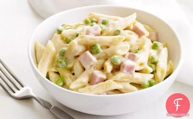 Macarrão de quatro queijos com ervilhas e presunto