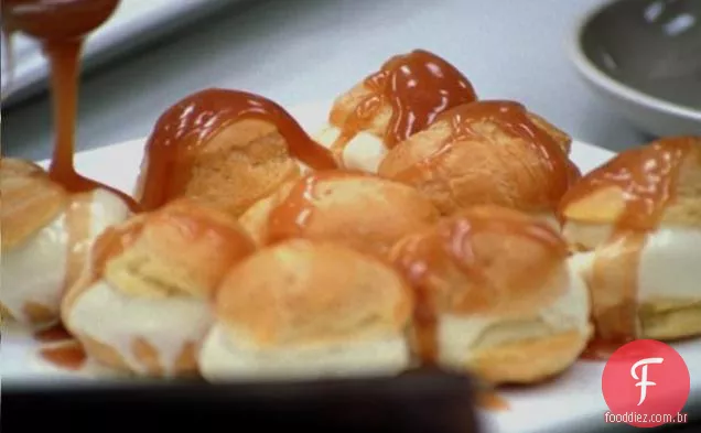 Profiteroles com sorvete e molho de caramelo