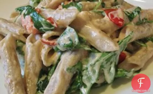 Queijo de cabra e rúcula sobre Penne