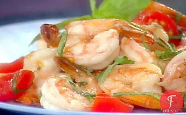 Camarão com manjericão, alho e tomate