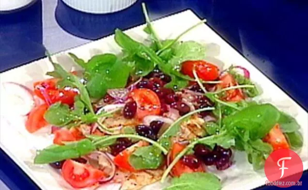 Frango grelhado com rúcula, azeitonas pretas e tomate