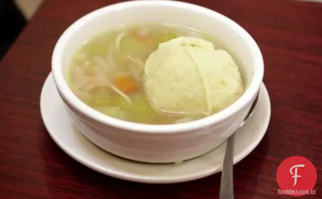 Sopa de galinha com bolas Matzo