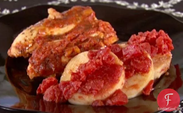 Frango com ragu vegetal e Polenta