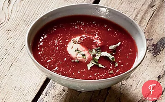 Sopa de beterraba e tomate com cominho