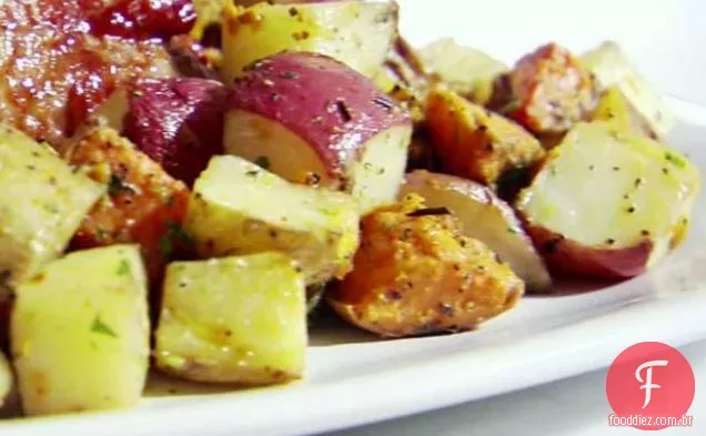 Batatas assadas misturadas com manteiga de ervas