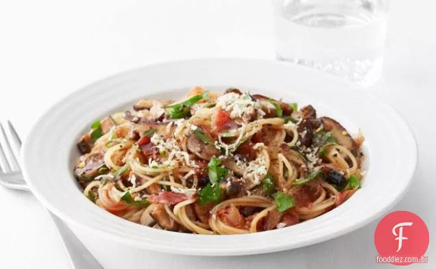 Spaghettini com Bacon, cogumelos e ervas