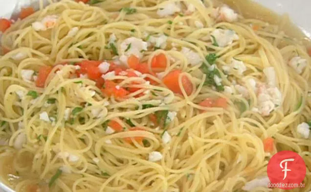 Spaghettini com camarão picado e vieiras em caldo rico