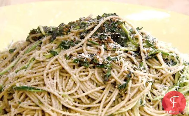 Spaghettini ao quadrado: macarrão com azeite, alho e abobrinha