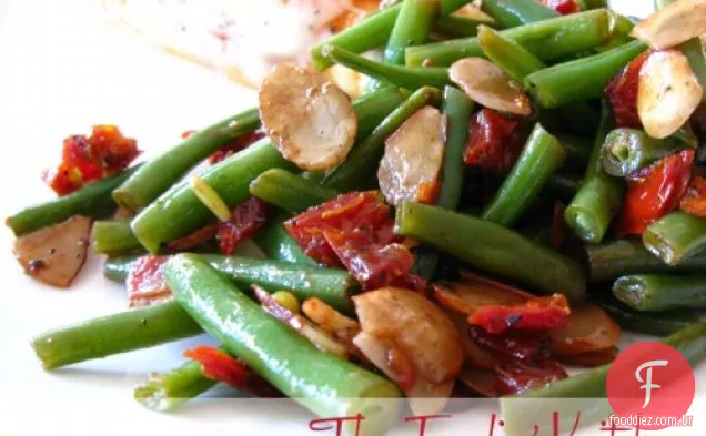 Feijão verde com tomates secos ao sol e amêndoas