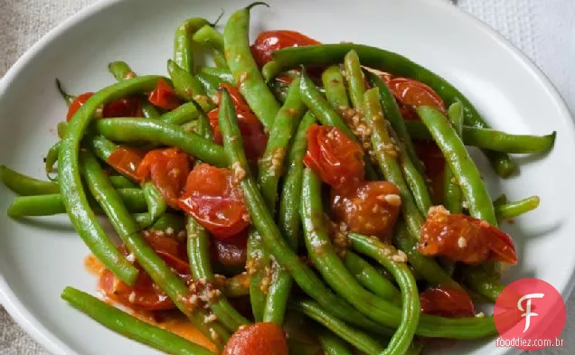 Feijão verde em molho de tomate cereja