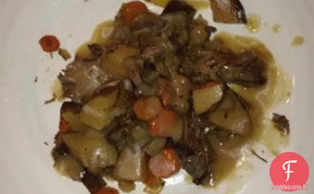 Olho do fogão lento do assado redondo com legumes