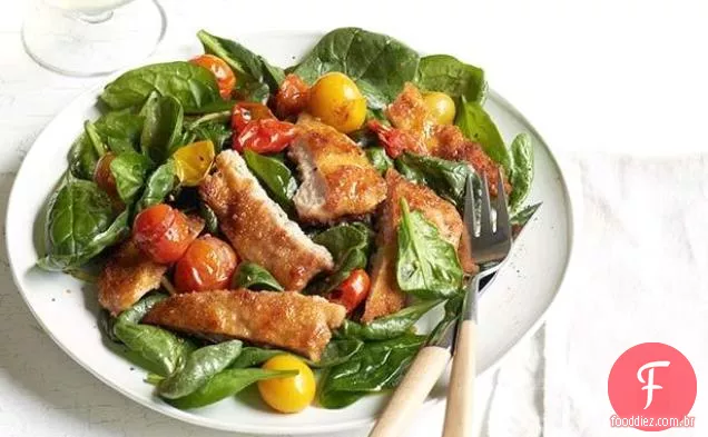 Salada De Espinafre Quente Com Carne De Porco Milanesa