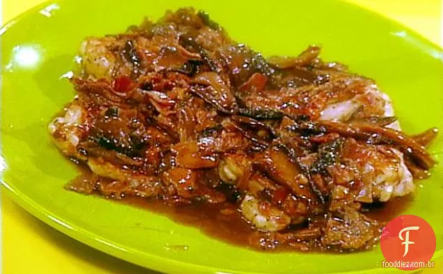 Coxas de frango grelhado com alecrim e molho de cogumelos selvagens