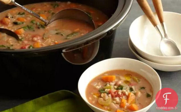 Sopa de feijão e cevada de fogão lento
