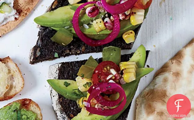 Pumpernickel com abacate, milho carbonizado e tomate