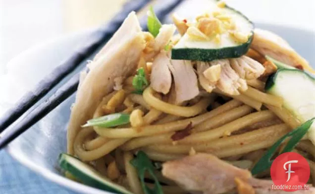 Macarrão de gergelim com frango