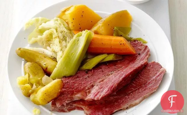 Carne enlatada com fogão lento e repolho