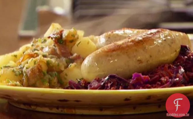 Bockwurst refogado e Kraut de cidra dura vegetal quente com batatas de estilo alemão