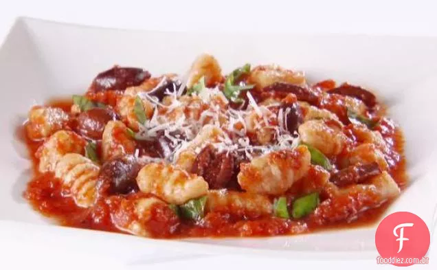 Nhoque com tomate, manjericão e azeitonas
