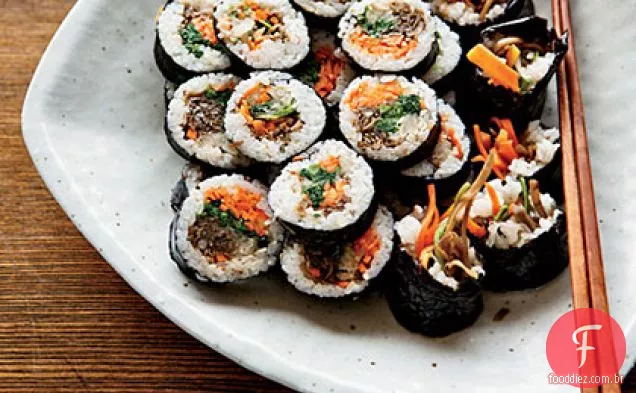 Rolos de Sushi coreanos com noz-Edamame Crumble