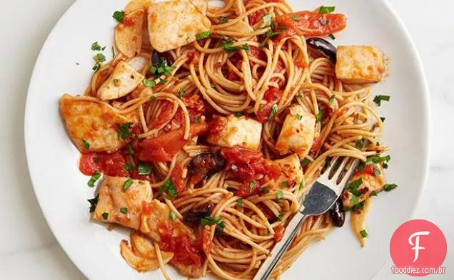 Peixe picante e espaguete de azeitona