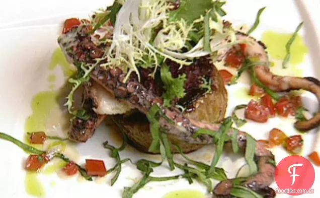 Polvo quente e salada de cebola doce com manjericão fresco e vinagrete de limão