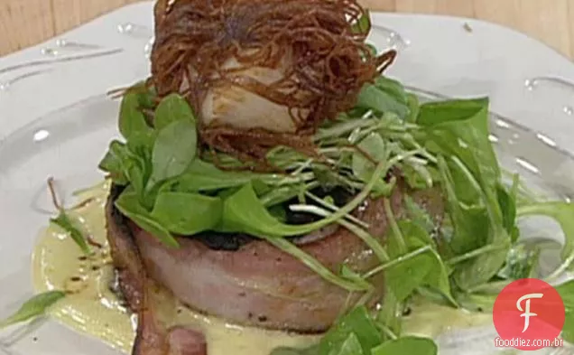 Caranguejo e Shiitake-Filé Mignon recheado com vieiras mergulhadoras embrulhadas em redes de batata roxa peruana e molho Bearnaise