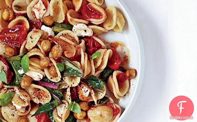 Orecchiette com verdes, mussarela e Grão De Bico