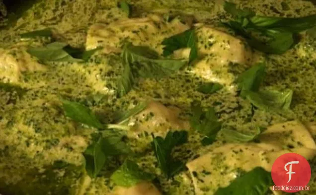 Espinafre e três Ravioli de queijo com molho Sugo