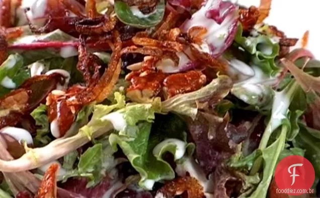 Salada de primavera com molho cremoso de queijo de cabra