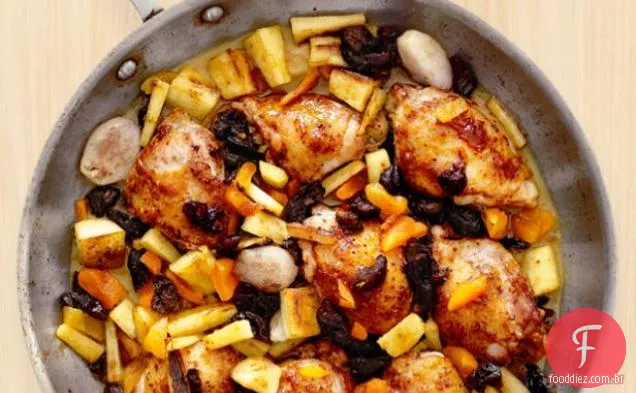 Frango envidraçado com frutas secas e pastinaga